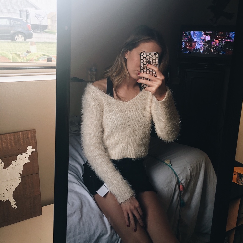 SOLD❌ NEW! Cropped Fuzzy Sweater